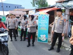 Polisi Peduli. Subdit V Dit Intelkam Polda Malut Bagikan Takjil Kepada Warga