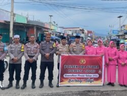 Polsek Oba Utara Tebar Kebaikan Di Ramadan, Bagikan Takjil Untuk Warga