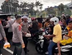 Semarak Ramadan, Personel Dit Samapta Polda Malut Berikan Takjil Gratis Ke Pengendara Di Ternate