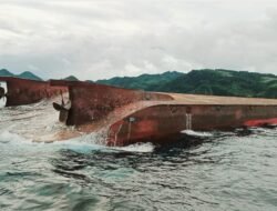 Warga Desa Bokimiake Dikejutkan Penemuan Kapal Jenis Landeng Dengan Posisi Terbalik Di Perairan Pulau Salamburung