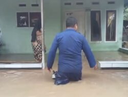 Polisi Sigap Evakuasi Warga Terdampak Banjir Di Desa Ibu Halbar