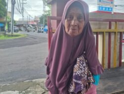 Seorang Nenek Ditemukan Bingung Di Tanjakan Ngade, Warga Diminta Bantu Temukan Keluarganya