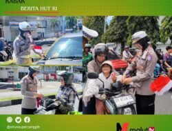 Bagikan Bendera Merah Putih, Satlantas Polres Ternate Ajak Warga Kibarkan Bendera Sambut HUT RI Ke-80