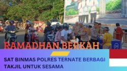 Ramadan Penuh Berkah, Sat Binmas Polres Ternate Berbagi Takjil Untuk Sesama