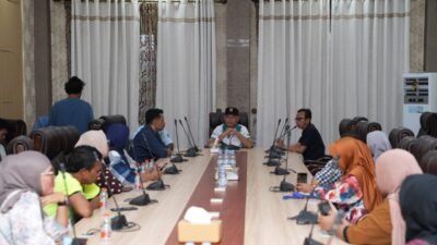 Didatangi Puluhan Orang Tua, Wagub Malut Sarbin Sehe Janji Cari Solusi bagi Siswa yang Belum Lolos SPMB
