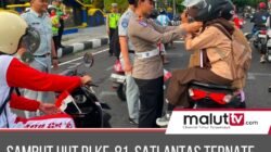 Sambut HUT RI ke-81, Satlantas Polres Ternate Bagi Helm Gratis dan Bendera Merah Putih kepada Pengendara